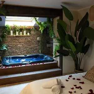 https://hbergement-insolite-avec-jacuzzi-privatif-millau.midi-pyreneeshotels.com